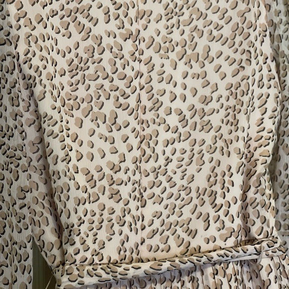 Express Leopard Puff Sleeve Wrap Front Romper - Picture 7 of 7